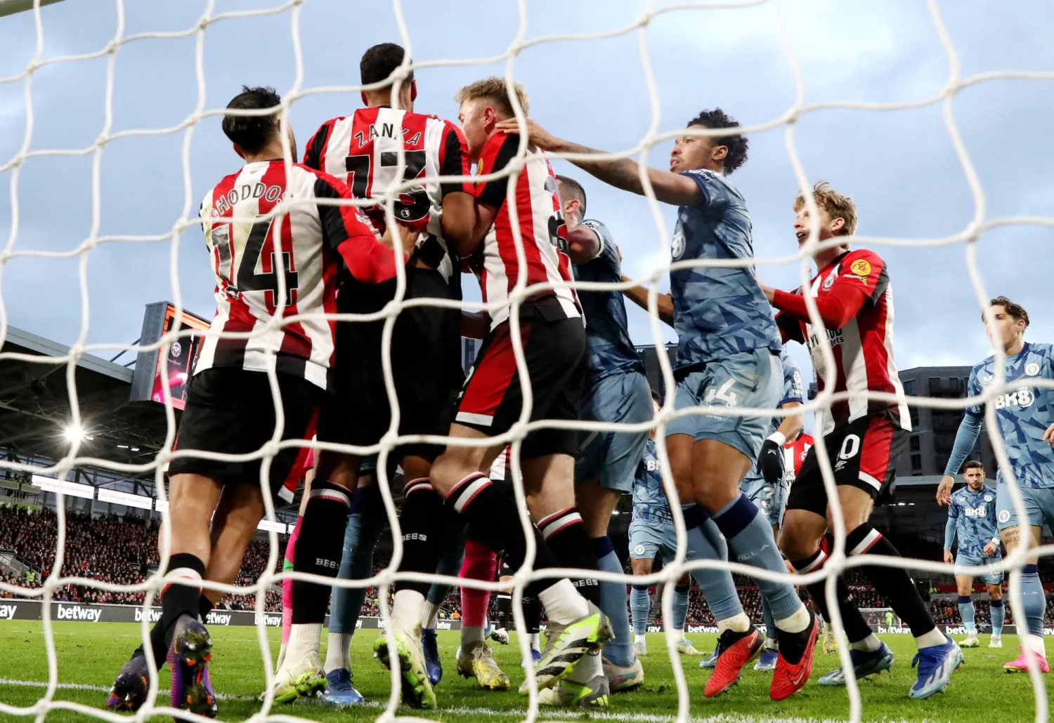 جانب من شجار لاعبي برنتفورد وأستون فيلا خلال المواجهة التي جمعتهما ضمن مباريات الدوري الإنجليزي الممتاز (رويترز)