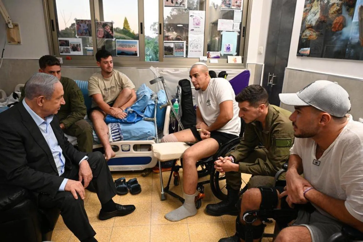 İsrail Başbakanı Binyamin Netanyahu dün Tel Aviv'deki bir rehabilitasyon merkezinde tedavi gören askerler, ve sivilleri ziyaret etti. (DPA)