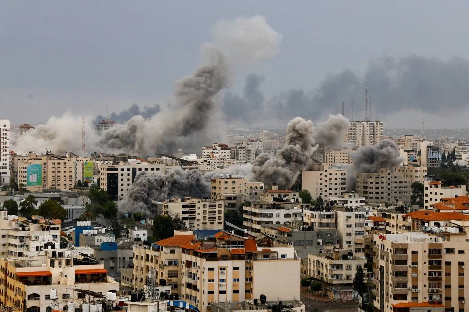 A general view shows smoke as it rises following Israeli strikes in Gaza, October 9, 2023. REUTERS/Mohammed Salem
