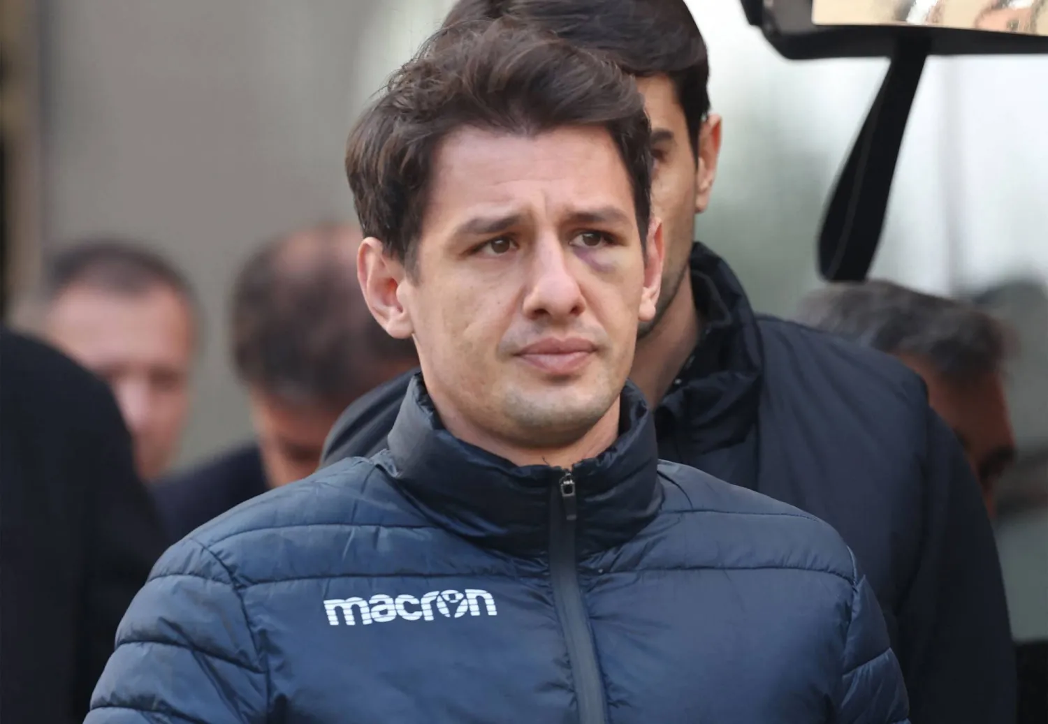 الحكم خليل أوموت ميلر عند خروجه من المستشفى (أ.ف.ب)