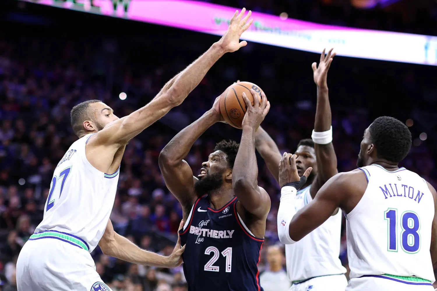 جويل إمبيد حطم رقماً قياسياً بتسجيله 51 نقطة (أ.ف.ب)