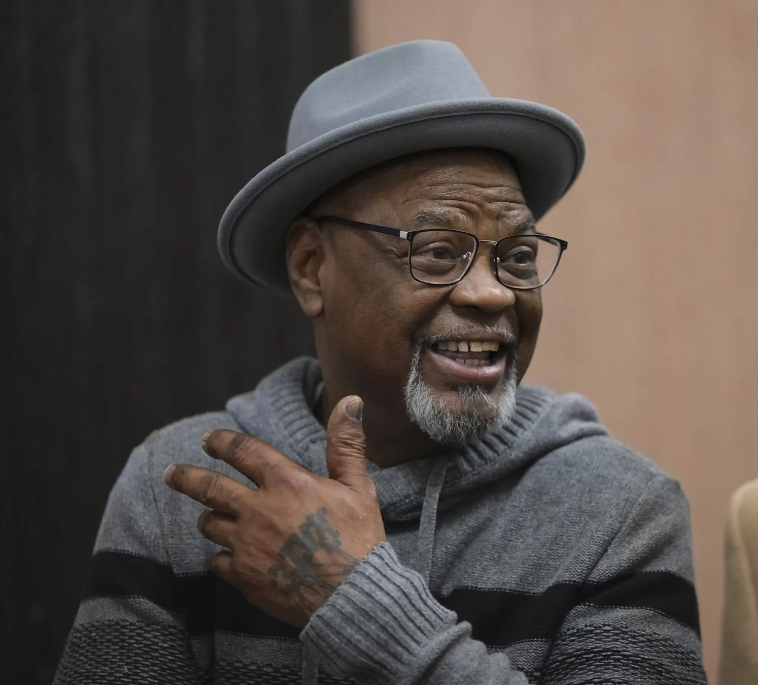 غلين سيمونز (أ.ب)