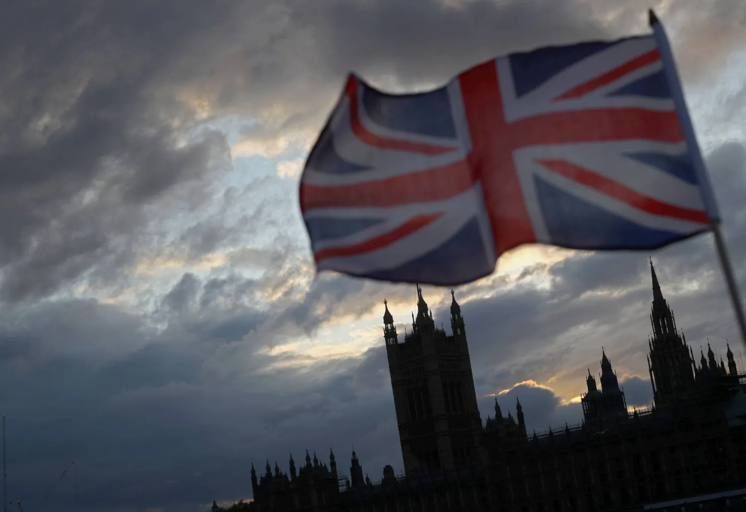 سجلت بريطانيا عجزاً في الموازنة أعلى من المتوقَّع بلغ 14.3 مليار جنيه إسترليني في نوفمبر (تشرين الثاني) مما يزيد الضغوط على المالية العامة (رويترز)