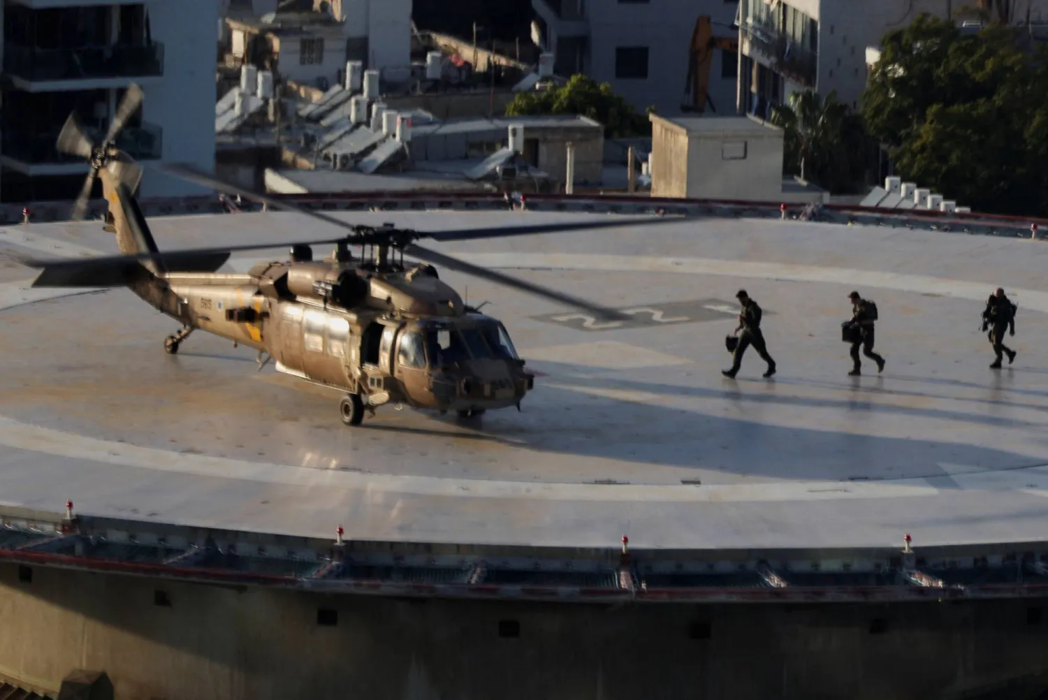 مروحية عسكرية على مهبط طائرات الهليكوبتر في «مركز تل أبيب - سوراسكي الطبي» وسط الحرب المستمرة بين «حماس» والجيش الإسرائيلي (رويترز)