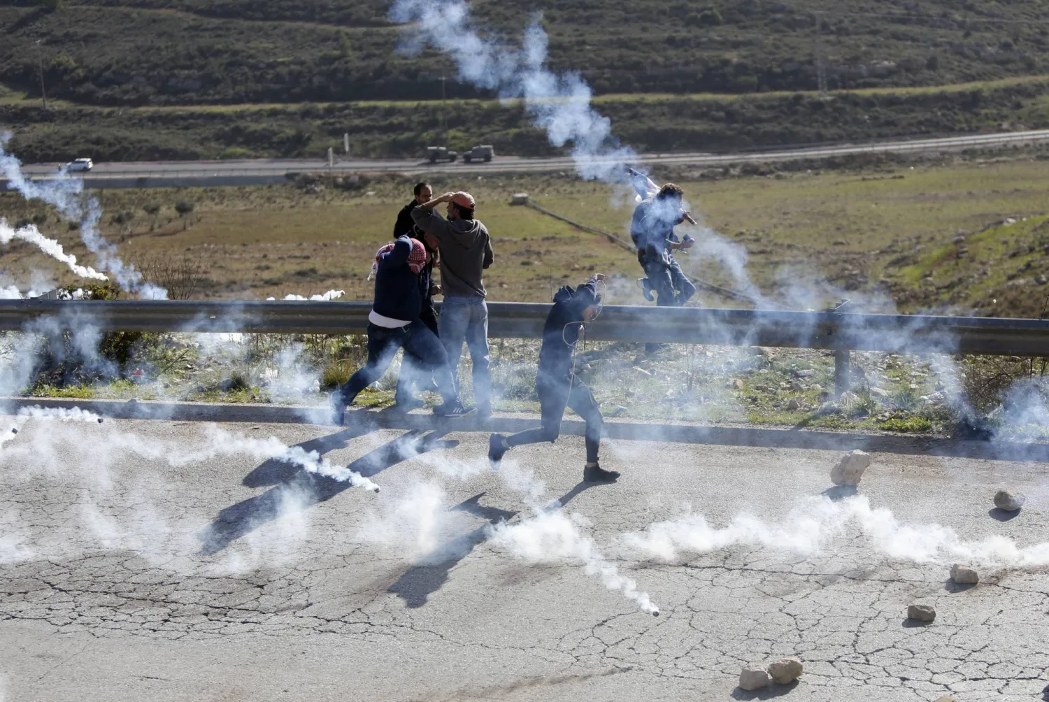 القوات الإسرائيلية تلقي قنابل مسيلة للدموع على متظاهرين فلسطينيين في الضفة الغربية (أ.ب)