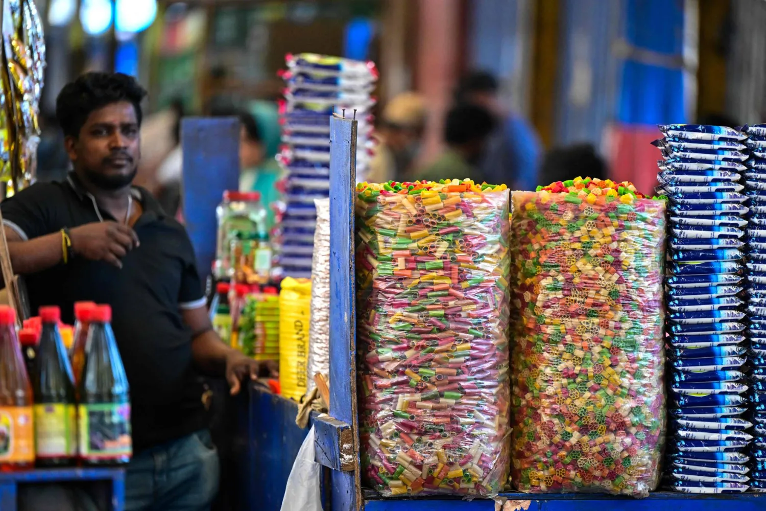 بائع بابادام ينتظر العملاء في أحد الأسواق في كولومبو في 13 ديسمبر 2023 (أ.ف.ب)