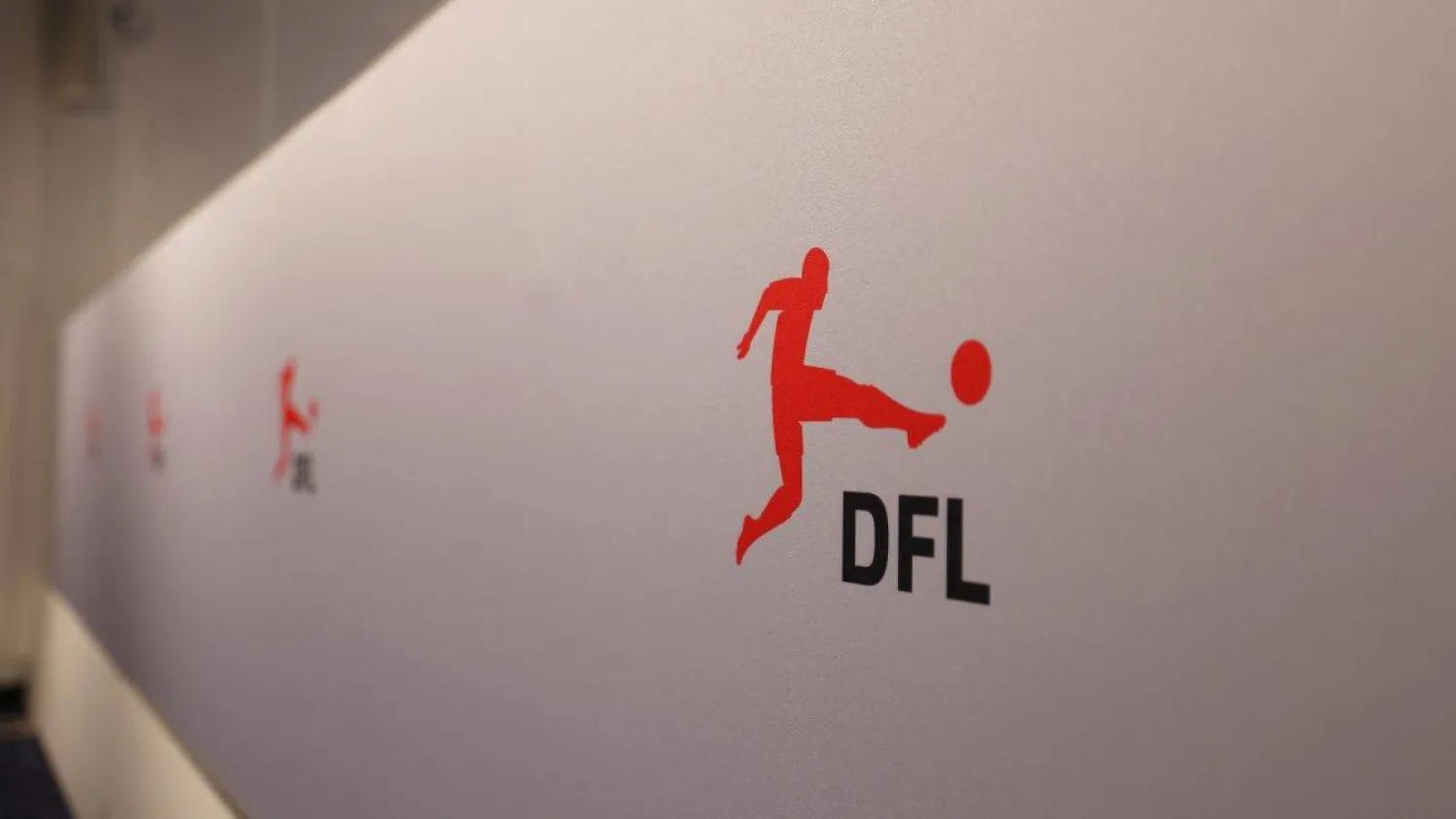 الملاعب شهدت كثيراً من الاحتجاجات بشأن صفقة المستثمرين (د.ب.أ)