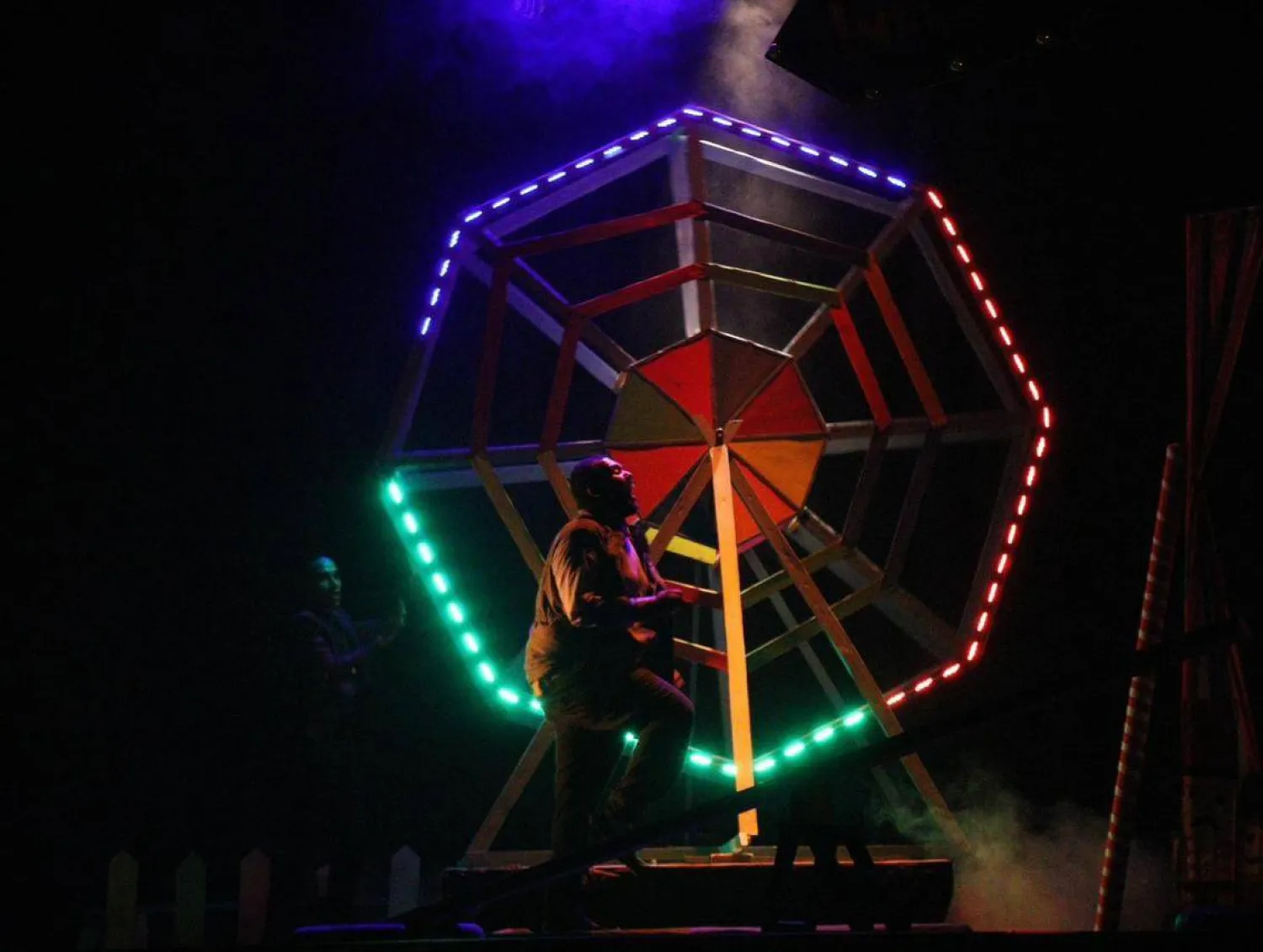 ألعاب الملاهي تشكل فضاءً مسرحياً (المخرج)