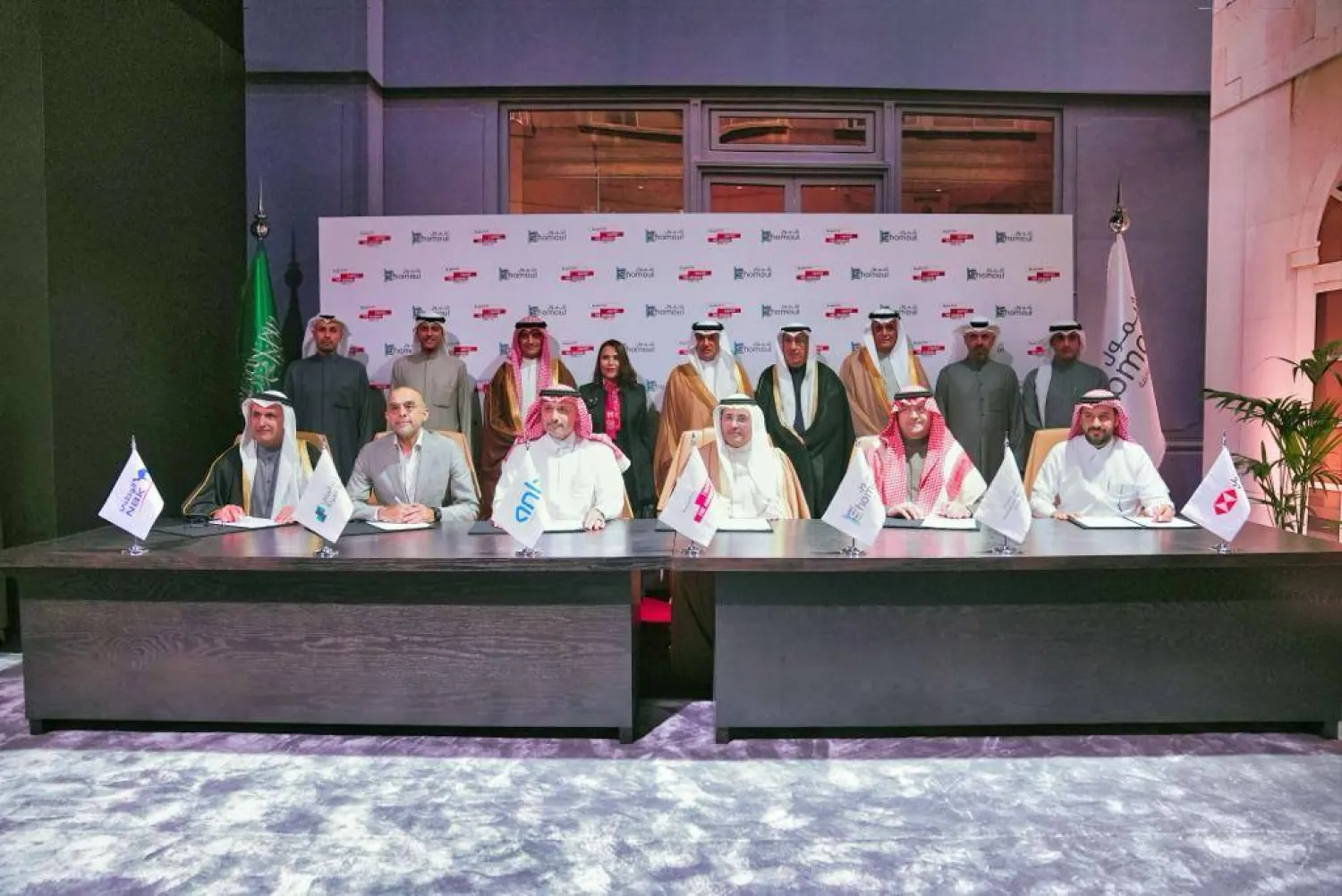 جانب من عملية التوقيع بين البنك العربي وشركة شمول وصندوق التنمية السياحي.