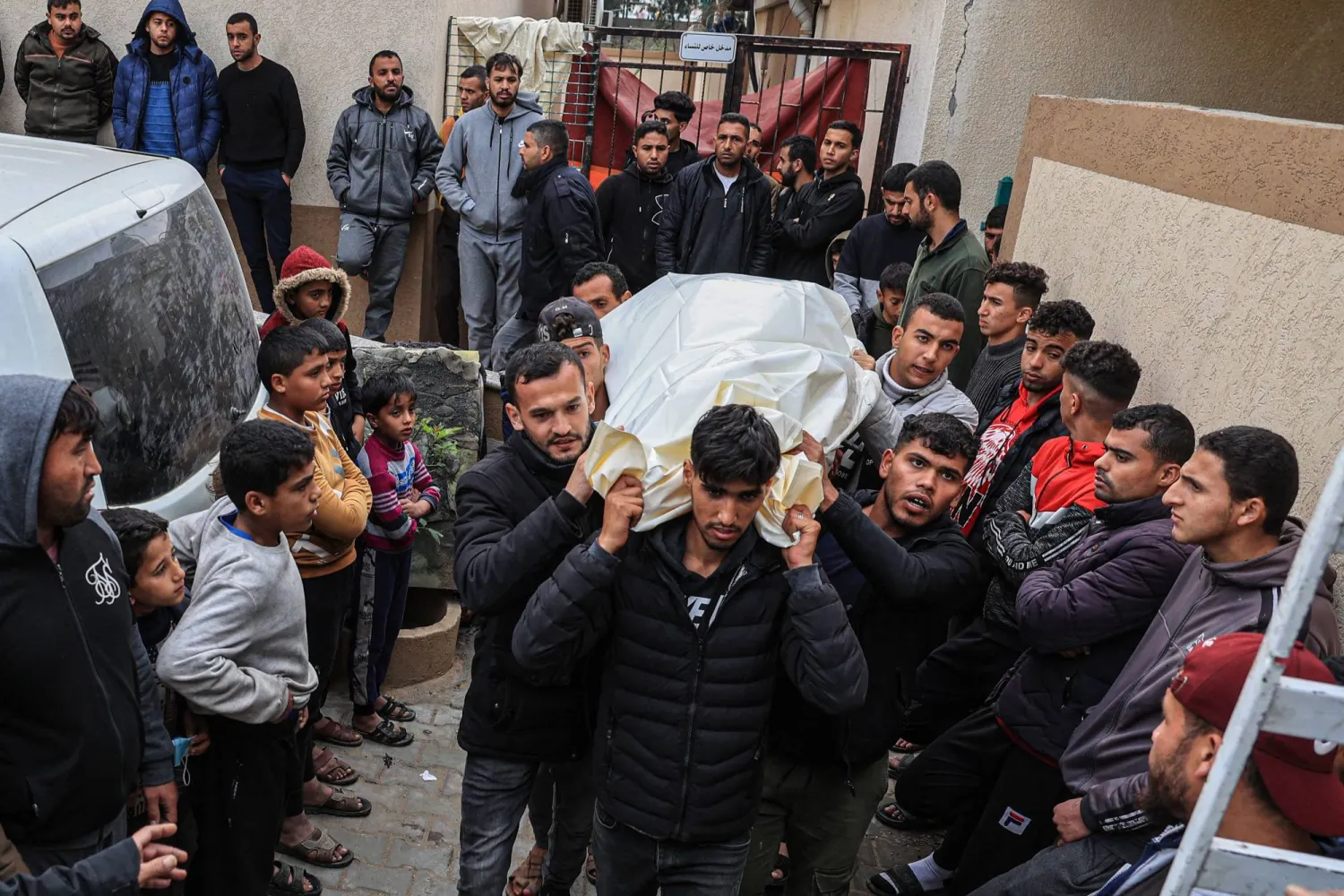 مشيّعون ينقلون جثث فلسطينيين قُتلوا في غارات إسرائيلية من مستشفى في خان يونس بجنوب قطاع غزة (أ.ف.ب)