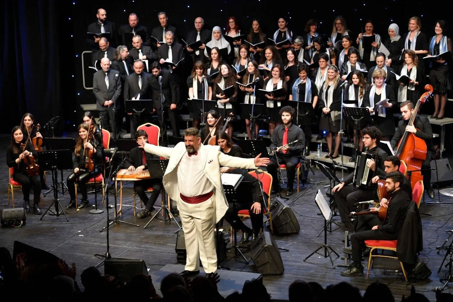 المايسترو فادي يعقوب من المعهد الوطني اللبناني يقود الحفل (الجامعة الأميركية)