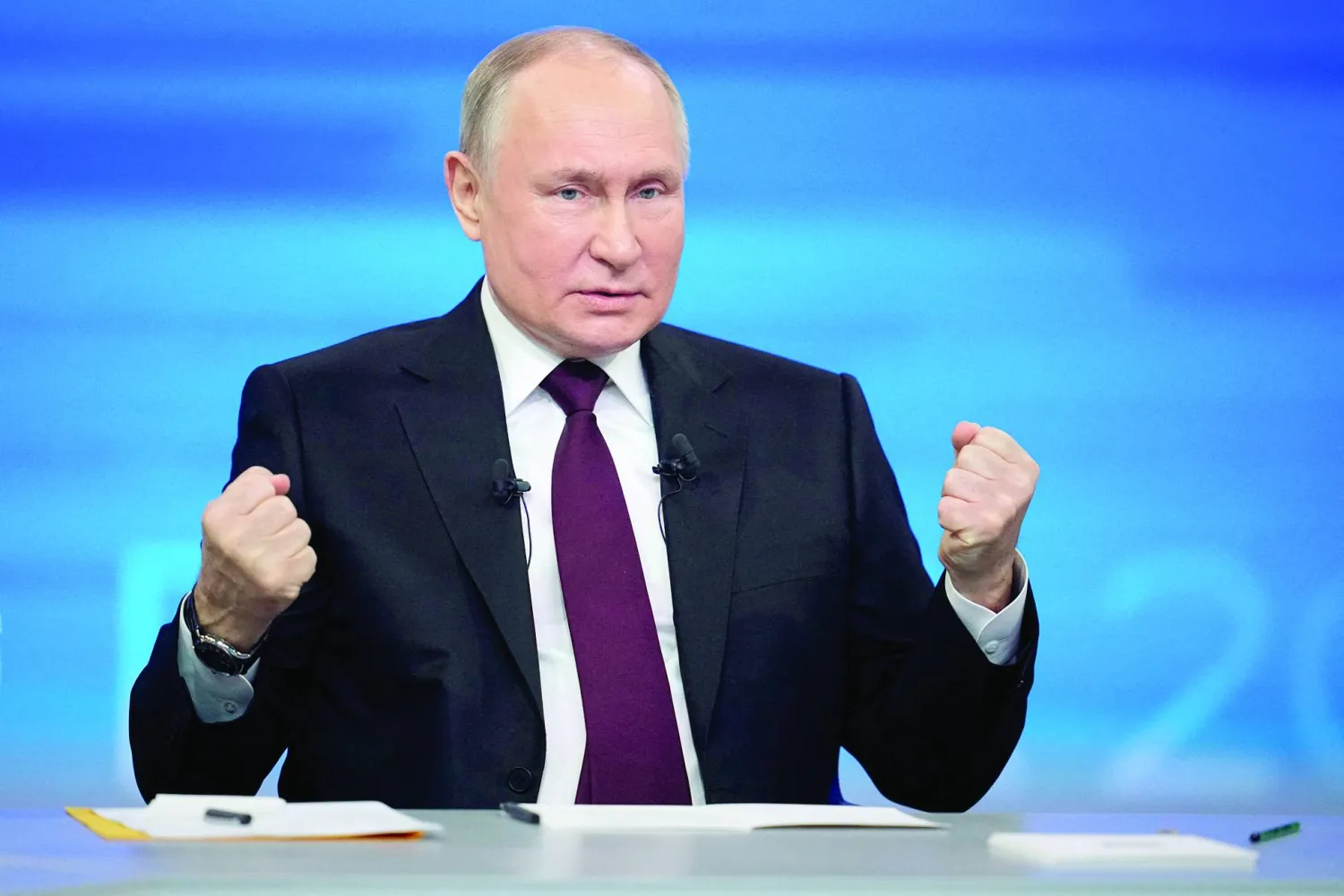 الرئيس الروسي فلاديمير بوتين خلال المؤتمر الصحافي في قاعة المعارض «غوستيني دفور» بوسط موسكو (رويترز)