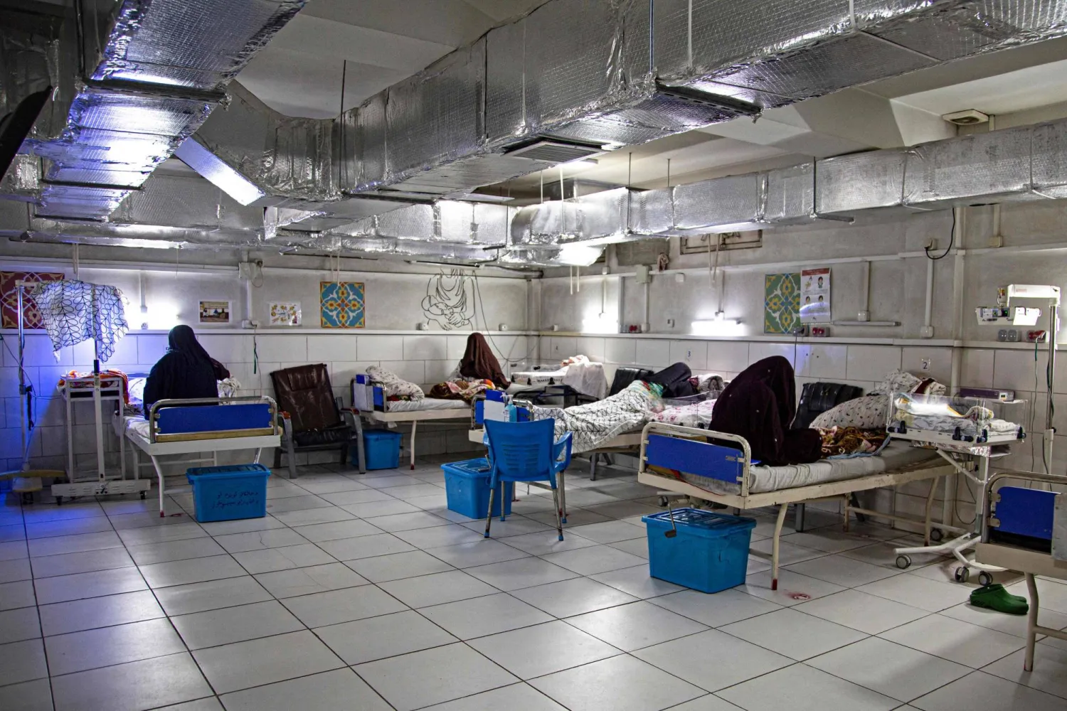 أفغانيات بمستشفى الولادة الذي تديره منظمة «أطباء بلا حدود» في خوست (أ.ف.ب)