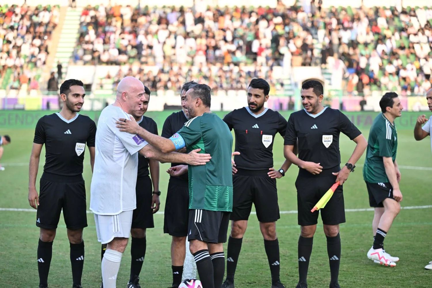 الجابر وإنفانتينو قبل انطلاق المباراة (الشرق الأوسط)