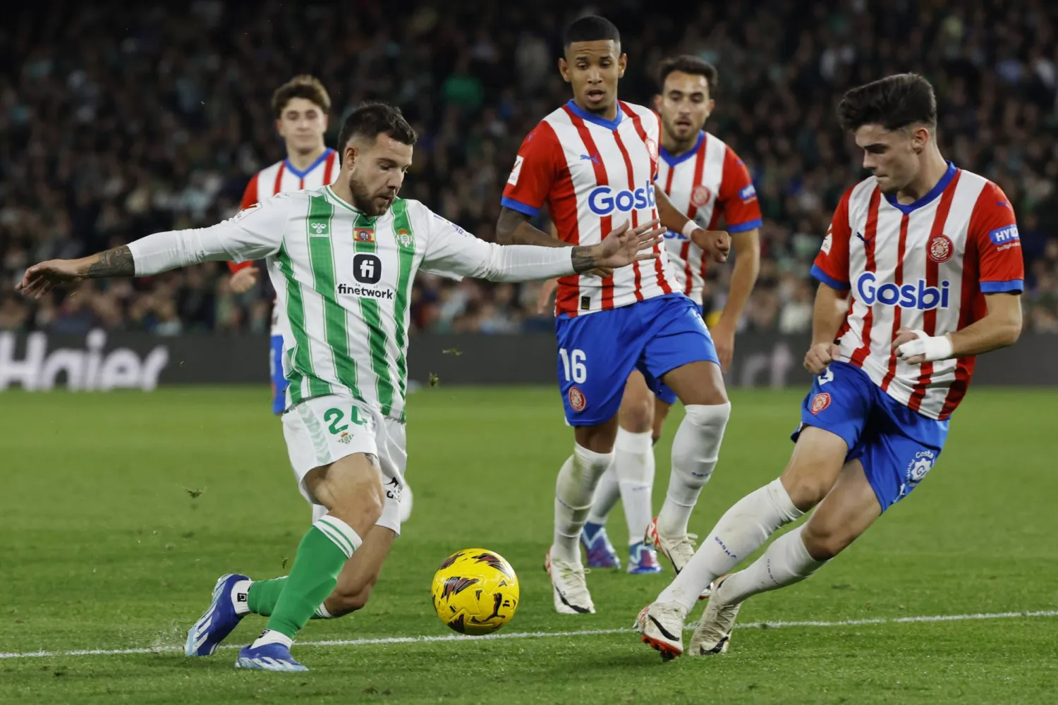 جانب من المواجهة التي جمعت ريال بيتيس وجيرونا في الدوري الإسباني (إ.ب.أ)