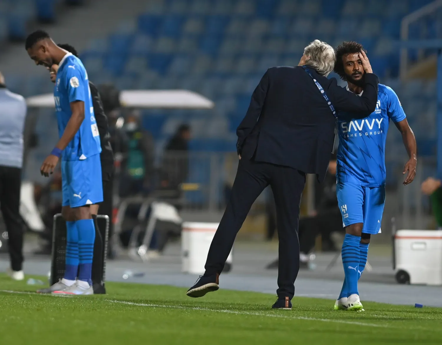 خيسوس يحيي لاعبه ياسر الشهراني بعد تبديله خلال المواجهة (تصوير: بشير صالح)