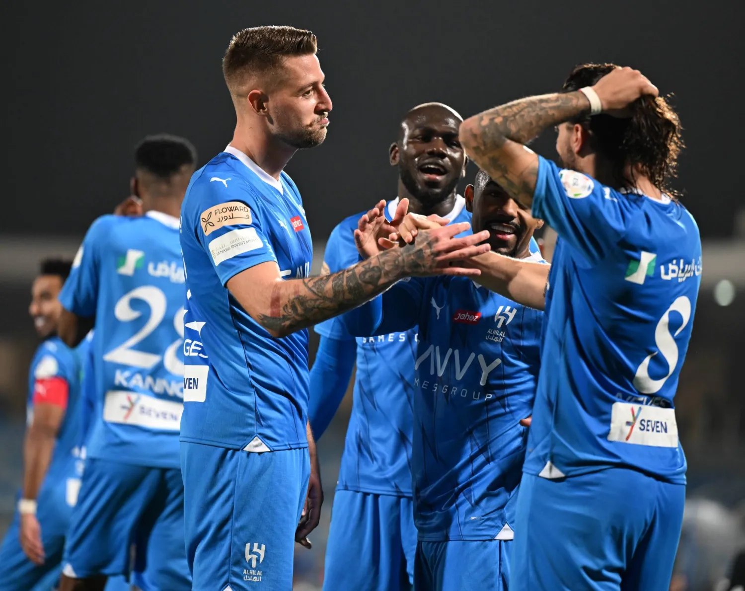 سافيتش يحتفل مع زملائه بعد الفوز الكبير (تصوير: بشير صالح)