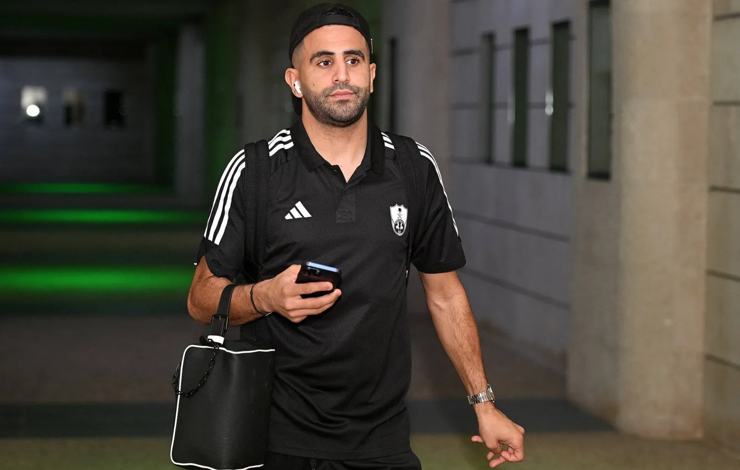 محرز أكد أن المشروع الرياضي الكبير حفزه للانتقال إلى الدوري السعودي (النادي الأهلي)