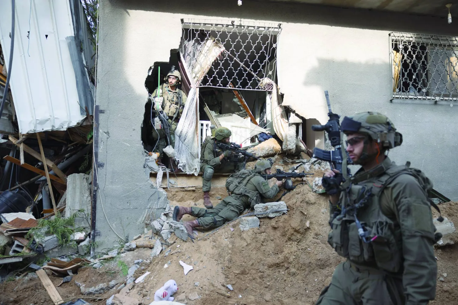 
جنود إسرائيليون في عملية برية بحي الشجاعية في غزة (أ.ب)