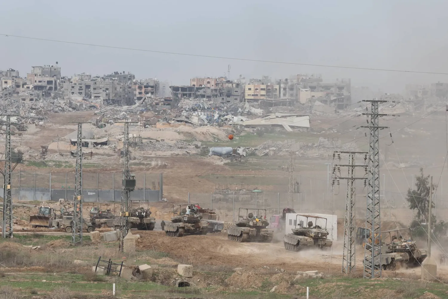 دبابات إسرائيلية تعبر السياج الحدودي إلى حي الشجاعية في قطاع غزة من جنوب إسرائيل، 21 ديسمبر 2023 (إ.ب.أ)