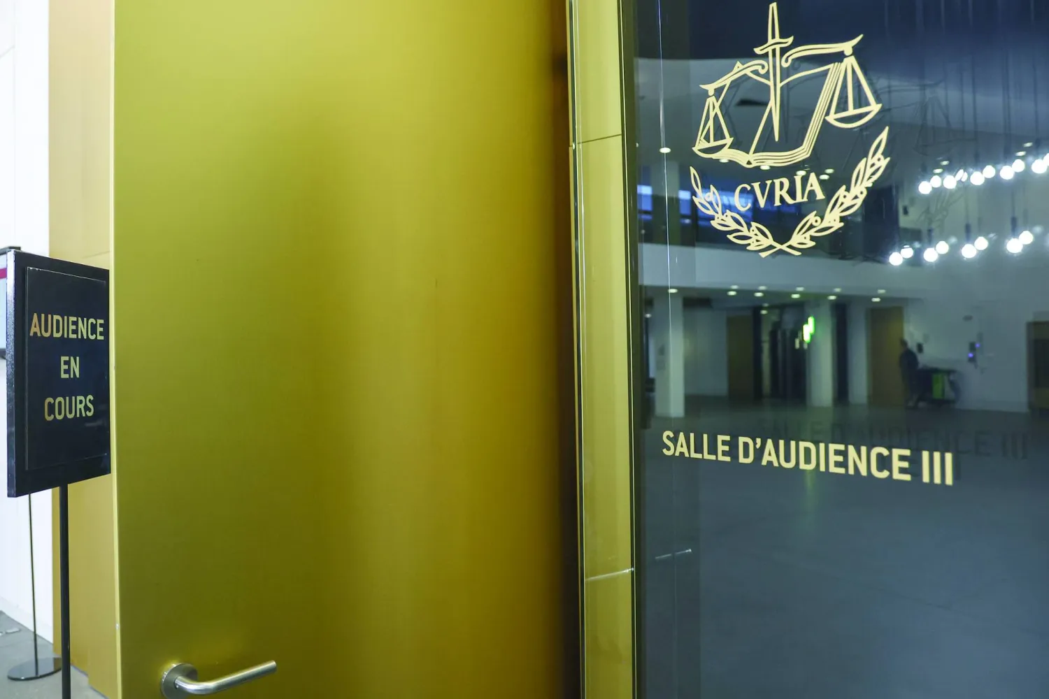 
محكمة العدل الأوروبية في لوكسمبورغ أكدت أن «فيفا» و«يويفا» انتهكا قانون الاتحاد الأوروبي للعبة (إ.ب.أ)