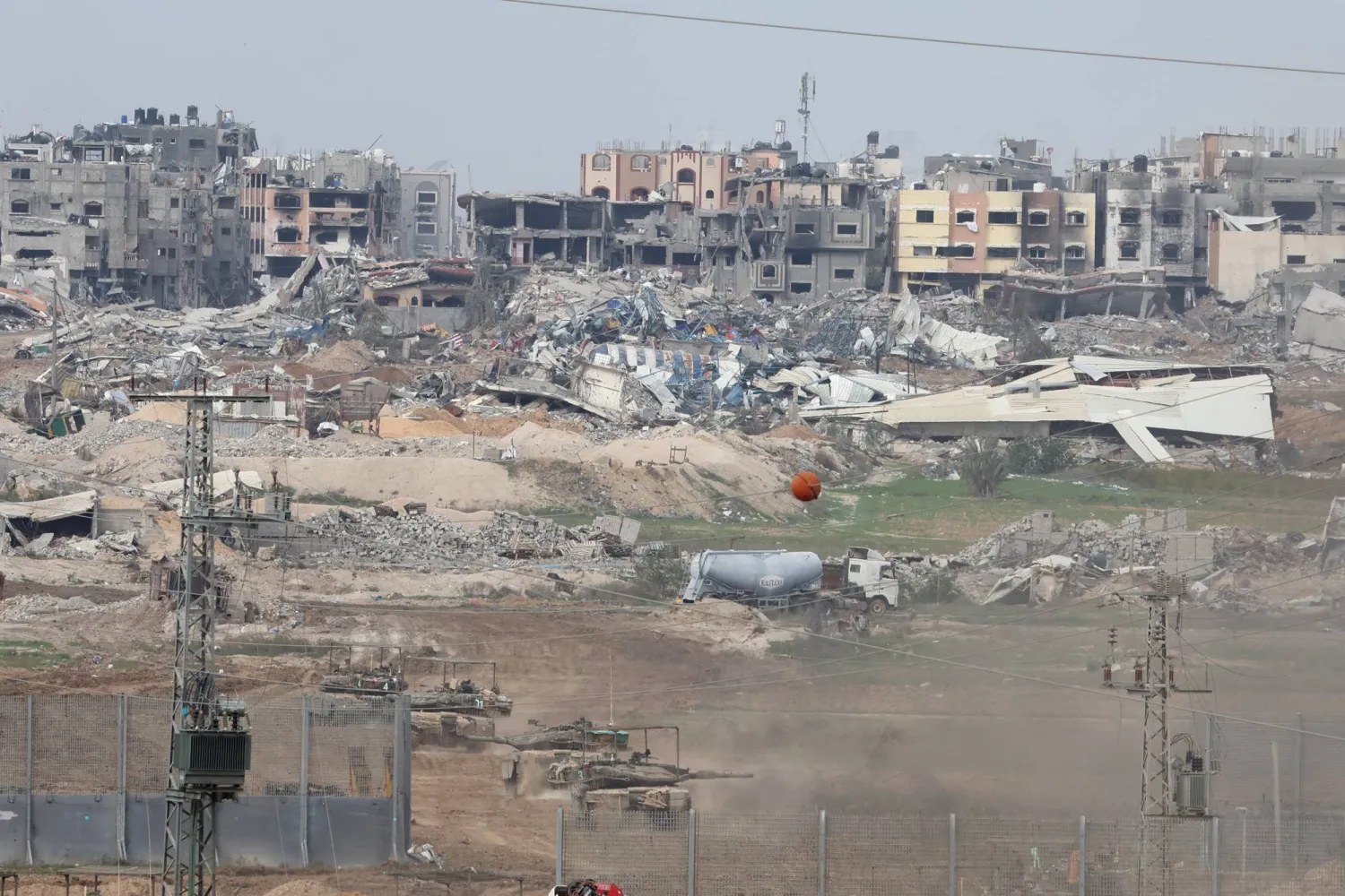 دبابات إسرائيلية تعبر السياج الحدودي إلى حي الشجاعية في قطاع غزة، من جنوب إسرائيل، 21 ديسمبر 2023 (إ.ب.أ)