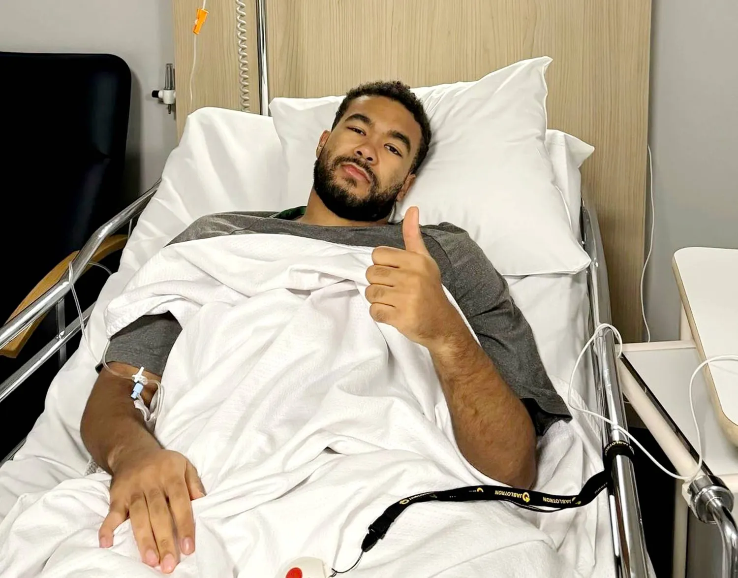 رييس جيمس قائد تشيلسي عقب إجرائه العملية الجراحية في الركبة (الشرق الأوسط)