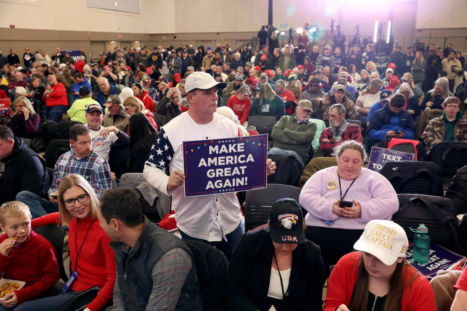 أميركيون يحضرون تجمعاً انتخابياً استضافه ترمب في آيوا الثلاثاء الماضي (أ.ف.ب)