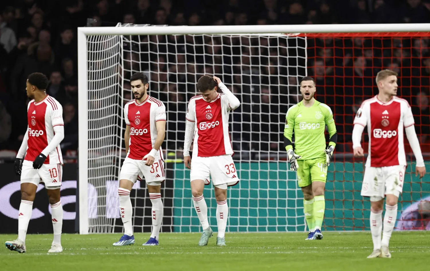 حسرة لاعبي أياكس أمستردام تكررت كثيراً هذا الموسم (إ.ب.أ)