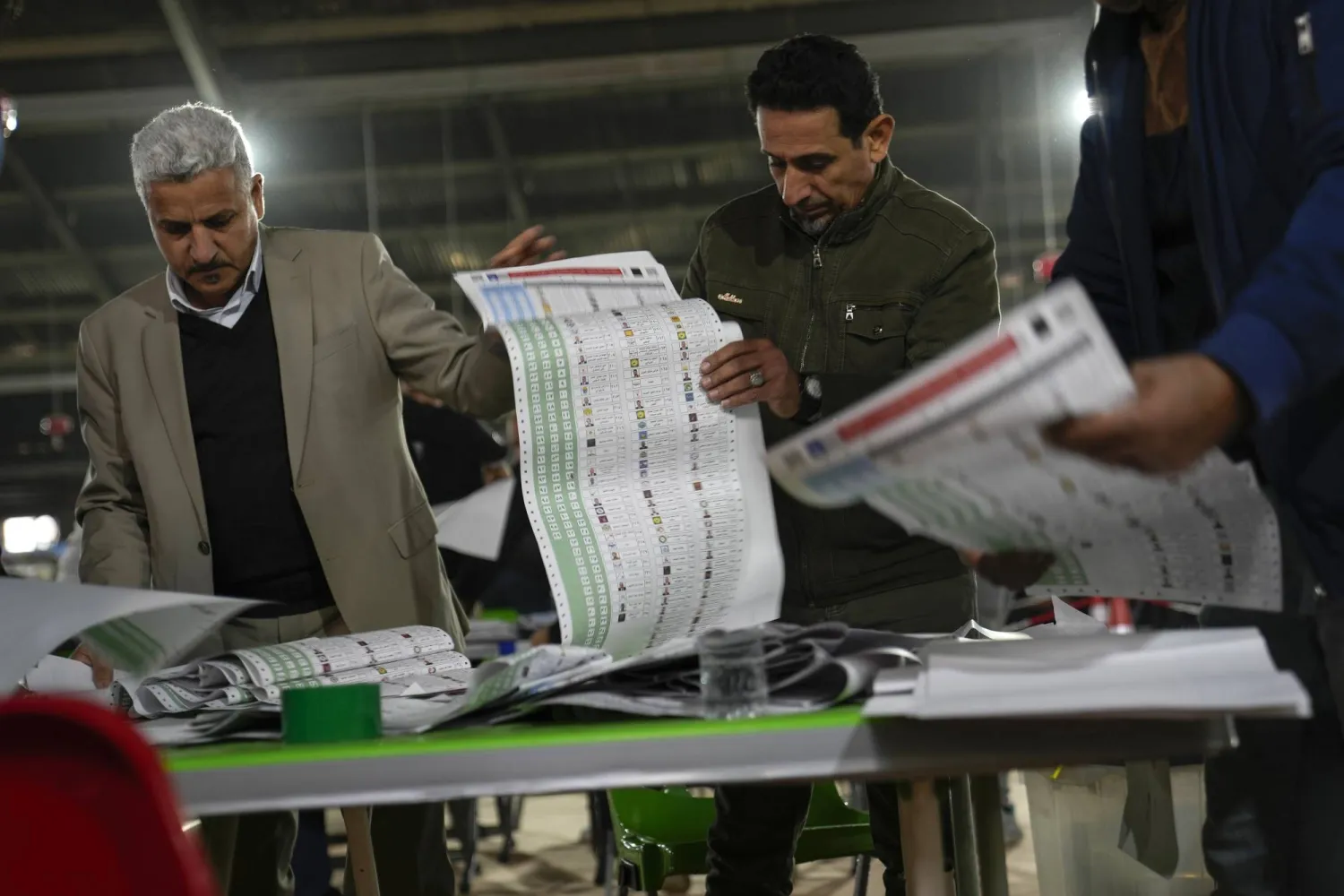 عملية العد والفرز لنحو 6 في المائة من صناديق الاقتراع ستنتهي يوم السبت (أ.ف.ب)