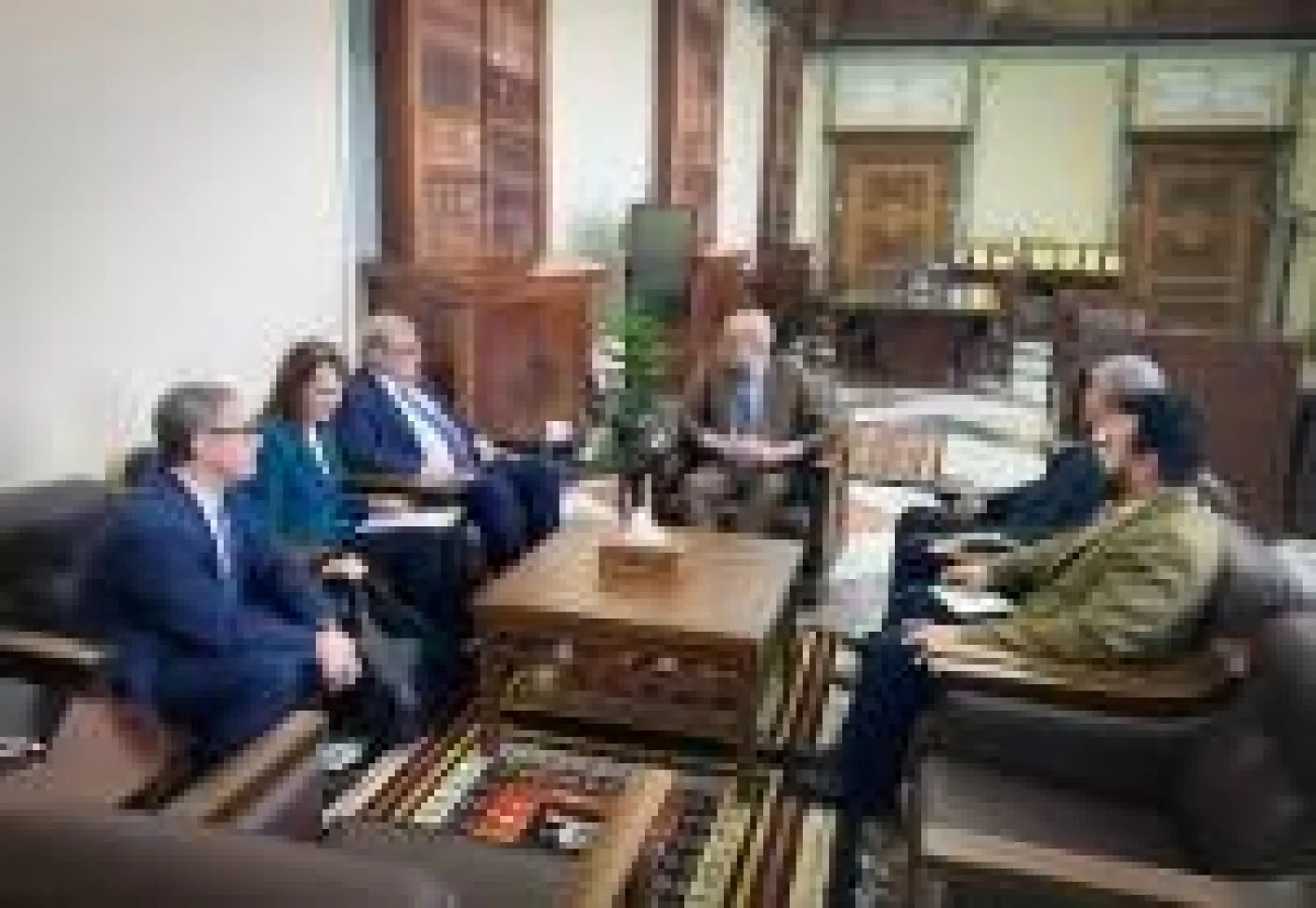 جانب من اجتماع نورلاند مع محافظ المصرف المركزي بحضور نائبة باتيلي (السفارة الأميركية)