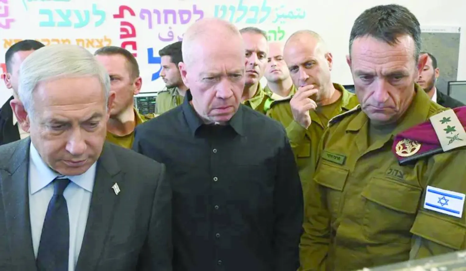 نتنياهو مع وزير الدفاع يوآف غالانت ورئيس أركان الجيش هرتسي هليفي خلال زيارته الأخيرة لقاعدة لواء المركز (وزارة الدفاع)