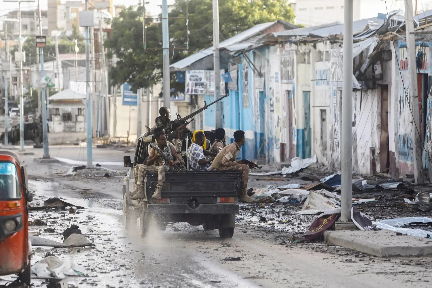 Somalili güvenlik güçleri Mogadişu'da devriyelerini sürdürüyor. (Reuters)