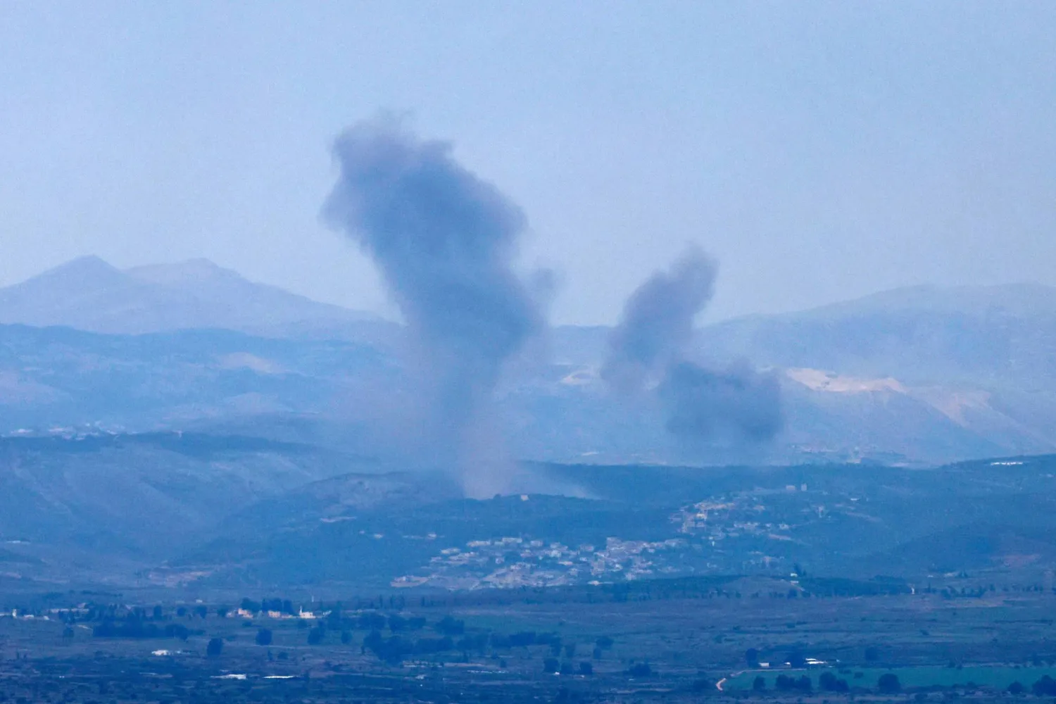 تظهر هذه الصورة الملتقطة من الجانب الإسرائيلي من الحدود مع لبنان الدخان يتصاعد بعد القصف الإسرائيلي على جنوب لبنان (أ.ف.ب)