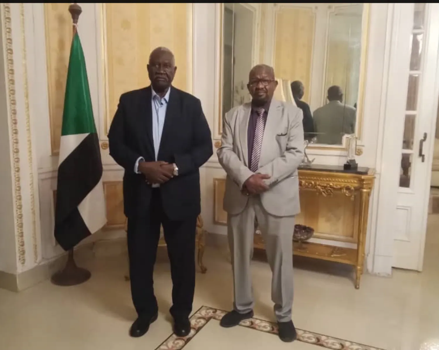 عقار وعنقرة خلال لقاء جمعهما في القاهرة مساء الخميس (الشرق الأوسط)