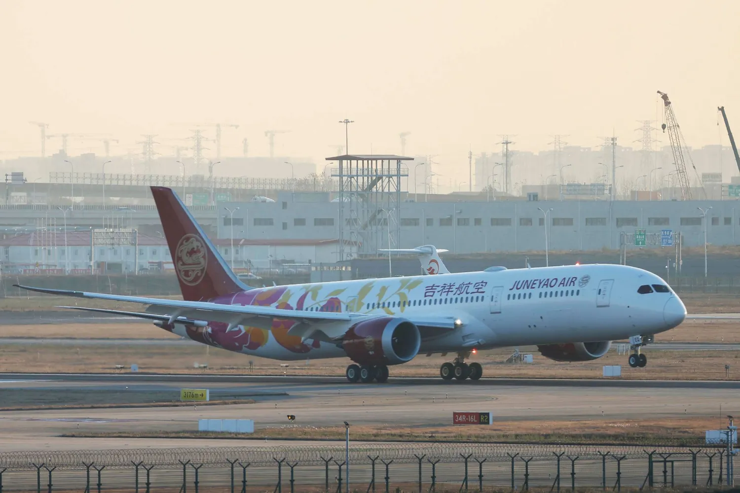 طائرة «بوينغ 787» لدى وصولها إلى مطار شنغهاي اليوم (أ.ف.ب)