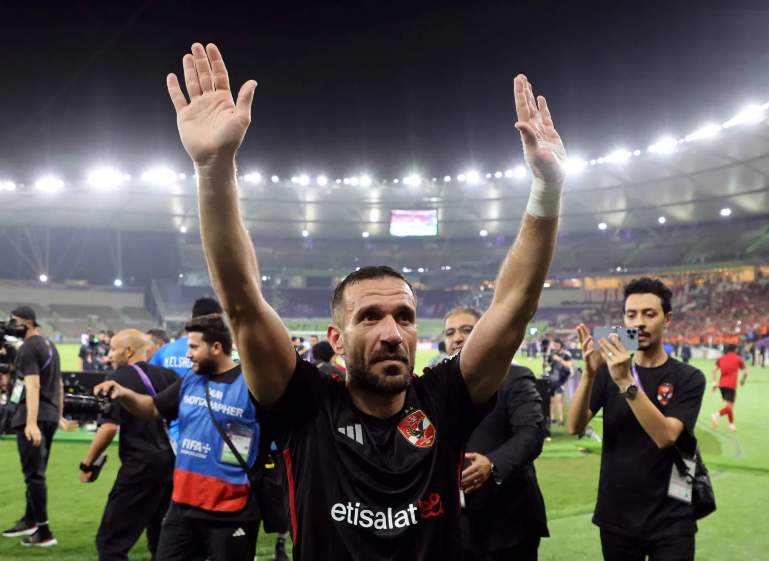 معلول لاعب الأهلي يحيي جماهير الفريق بعد الفوز بالبرونزية (رويترز)