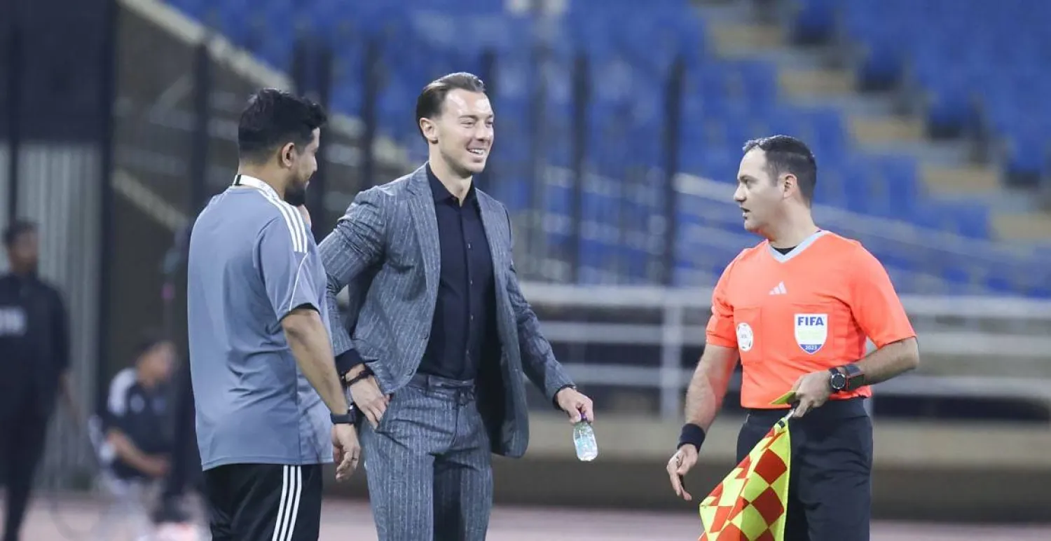 يايسله مدرب الأهلي خلال المواجهة (تصوير: سعد الدوسري)