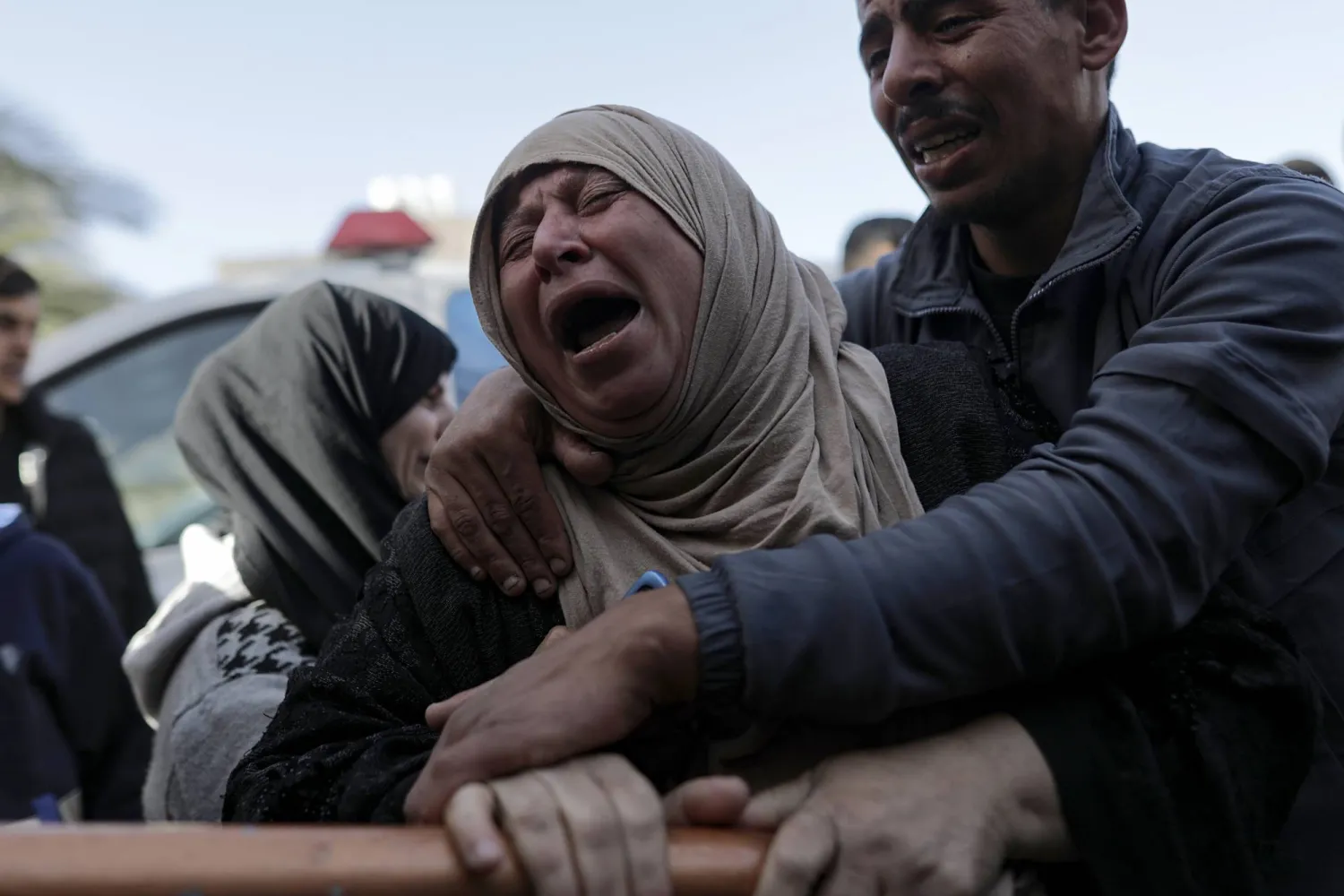 أم تبكي ولدها الذي قُتل بغارة إسرائيلية أمام مستشفى ناصر في خان يونس الجمعة (إ.ب.أ)