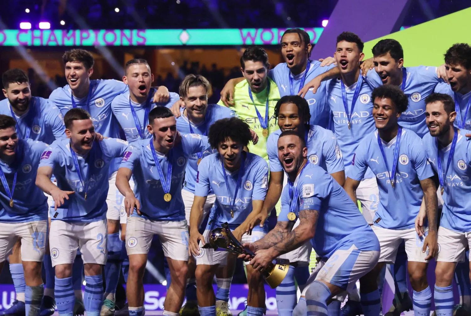 لاعبو المان سيتي خلال التتويج (رويترز)
