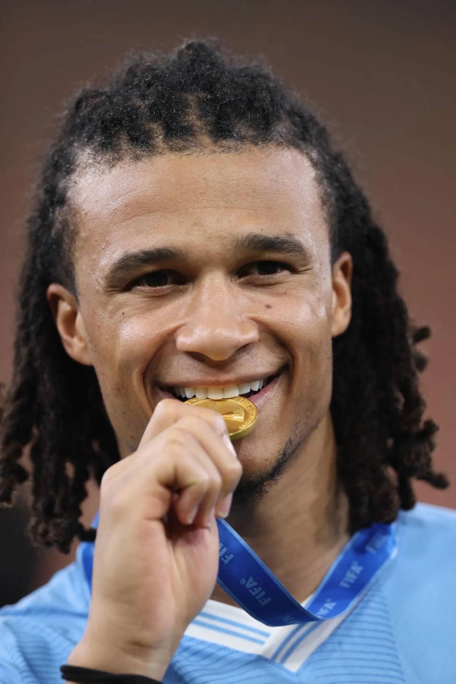 أكي محتفلا بميداليته المونديالية (أف.ب)