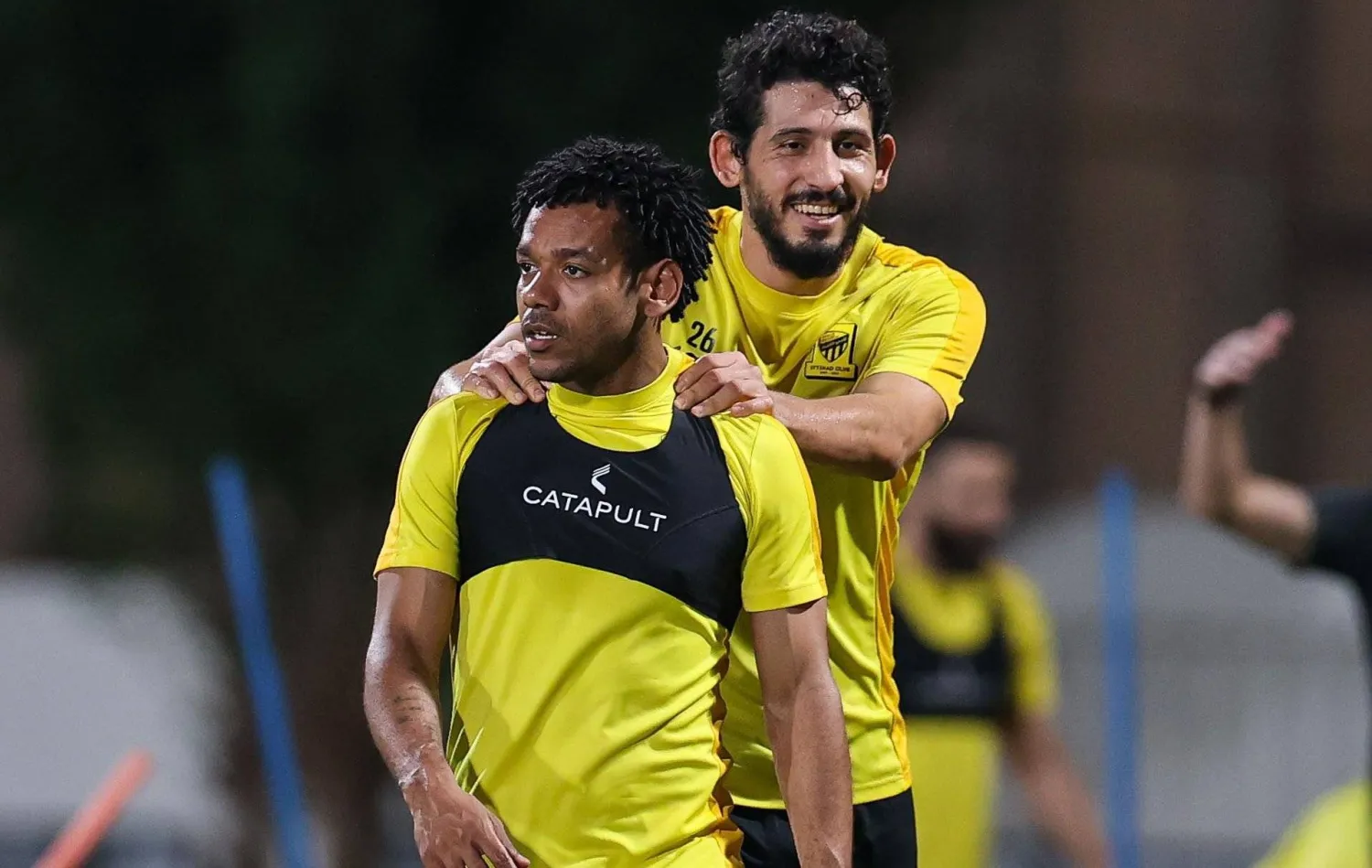 حجازي يمازح زميله رومارينهو خلال التدريب الأخير (نادي الاتحاد)