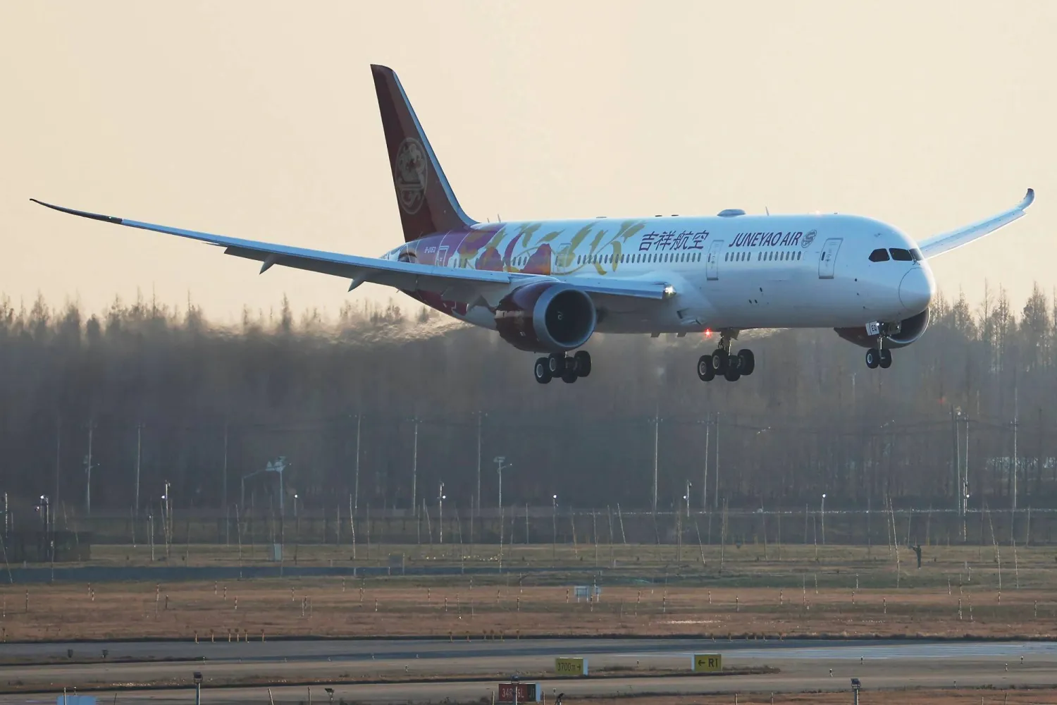 A Juneyao Airlines Boeing 787 Dreamliner plane prepares to land at Shanghai Pudong International Airport on December 22, 2023. (Photo by AFP) / China OUT