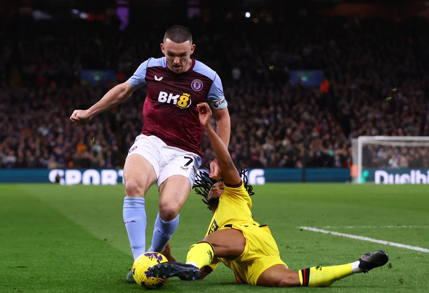 جون ماكجين قائد أستون فيلا خلال مواجهة شيفيلد يونايتد في الدوري الإنجليزي (رويترز)