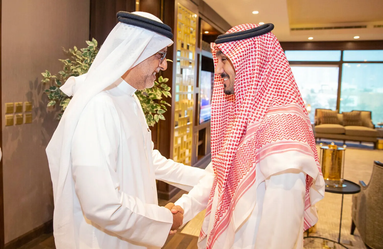 رئيس الاتحاد الآسيوي الشيخ سلمان بن إبراهيم آل خليفة والأمير عبد العزيز بن تركي الفيصل وزير الرياضة السعودي (الشرق الأوسط)