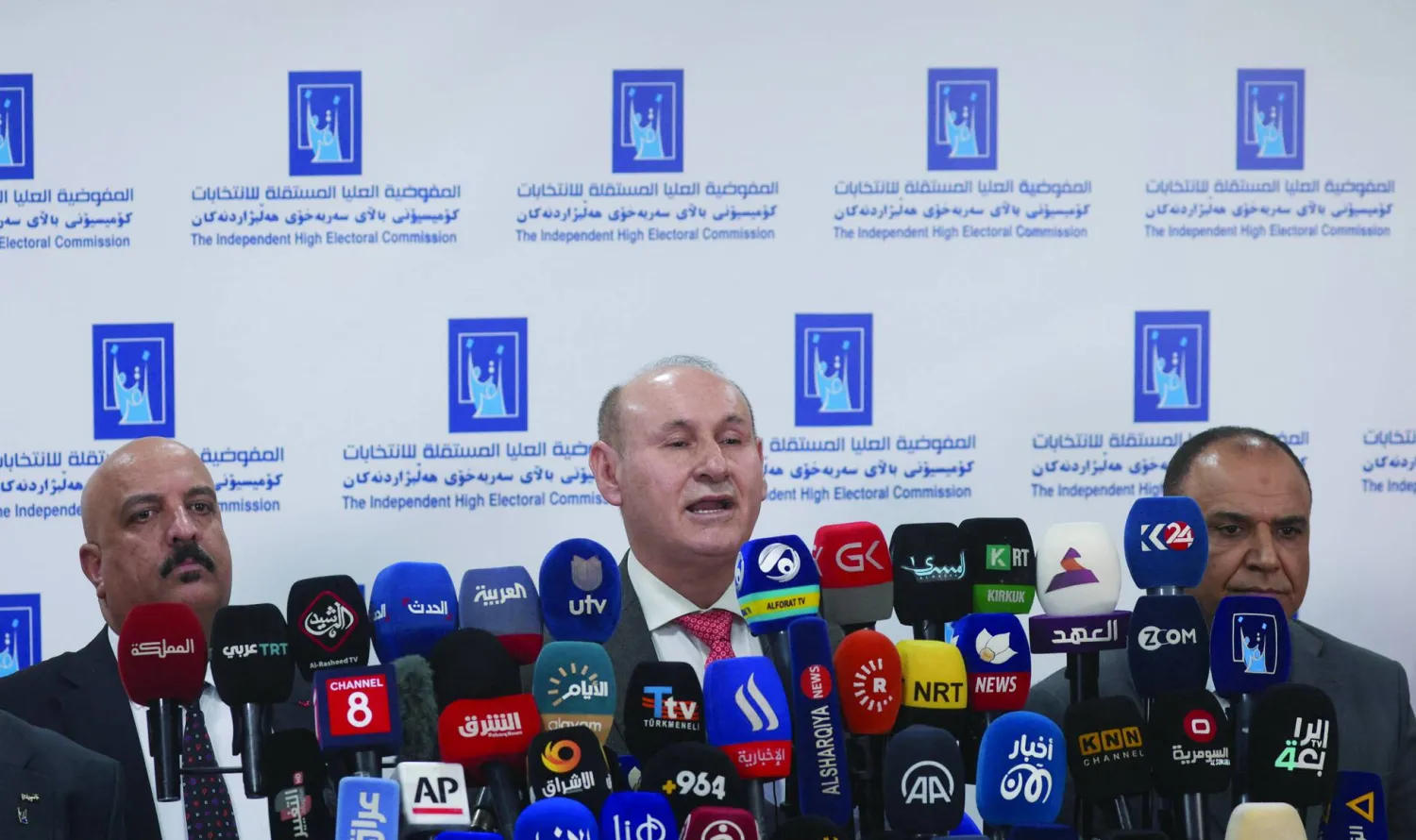 مسؤولون في مفوضية الانتخابات العراقية خلال إعلان النتائج الأولية لمجالس المحافظات (أ.ف.ب)