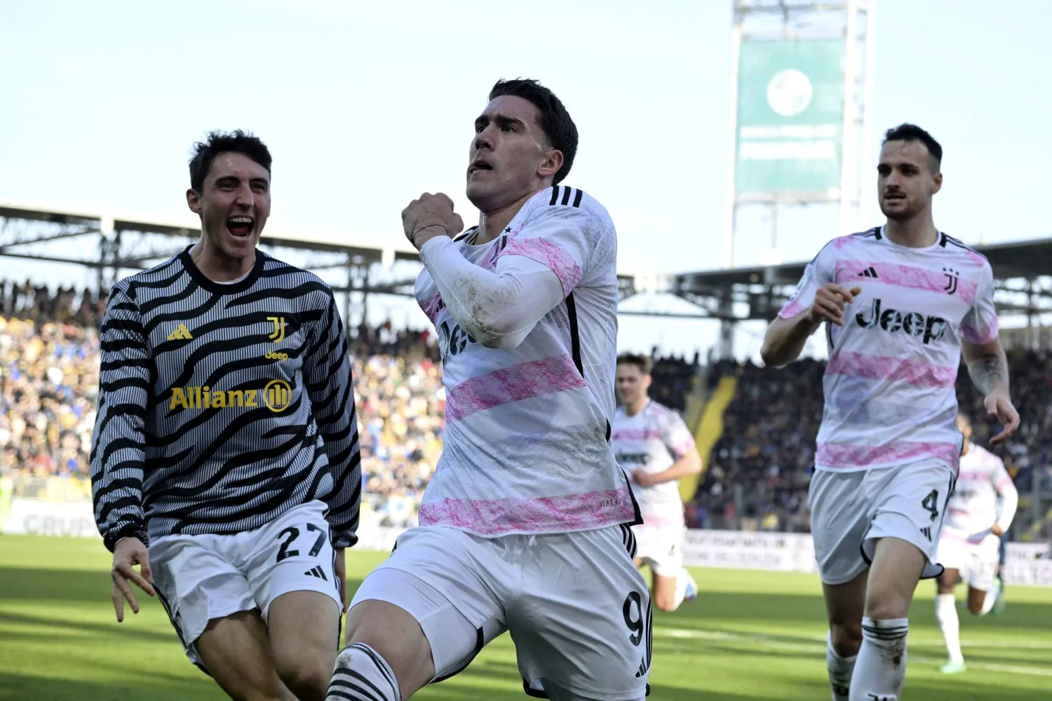 دوشان فلاهوفيتش مهاجم اليوفي ينطلق فرحا عقب تسجيله الهدف الثاني وهدف الفوز في مرمى فروسينوني في الدوري الإيطالي (أ.ب)