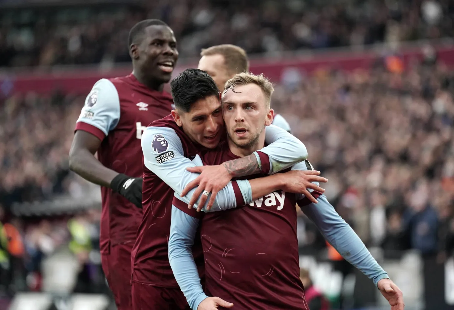 فرحة لاعبي وست هام بهدفهم الأول عن طريق جارود بوين في مرمى مانشستر يونايتد في الدوري الإنجليزي (د.ب.أ)