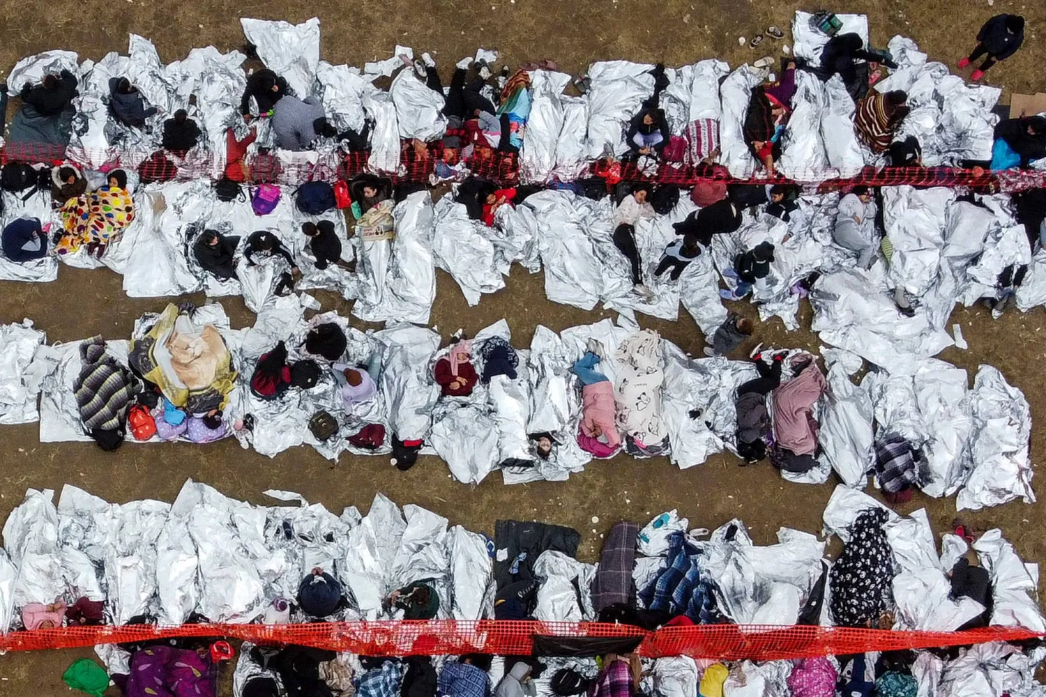 صورة جوية لعشرات المهاجرين في مركز حدودي أميركي بـ«إيغل باس» بعد العبور من المكسيك في 22 ديسمبر (أ.ف.ب)