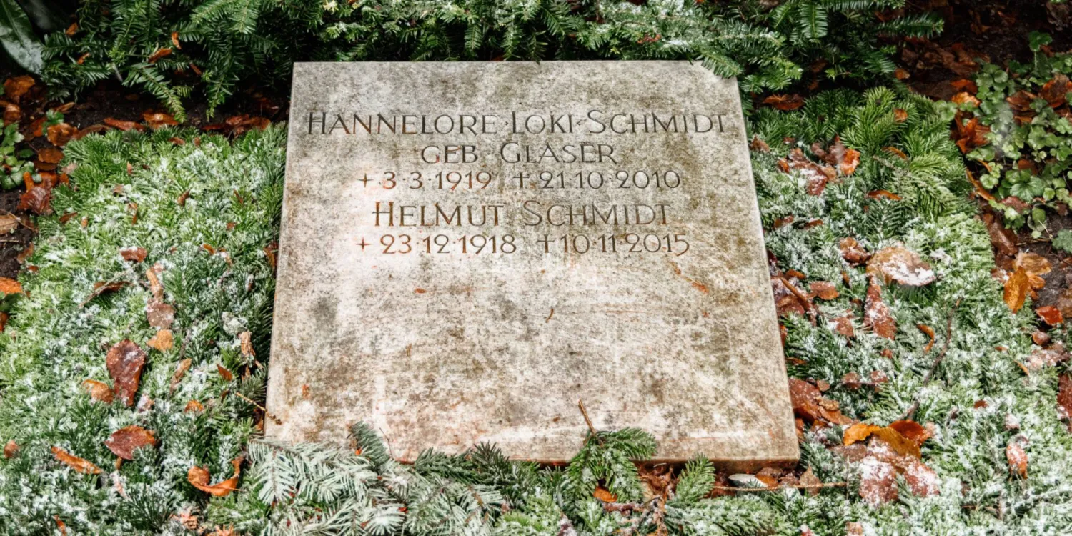 قبر المستشار الألماني الأسبق هلموت شميت (وسائل إعلام ألمانية)